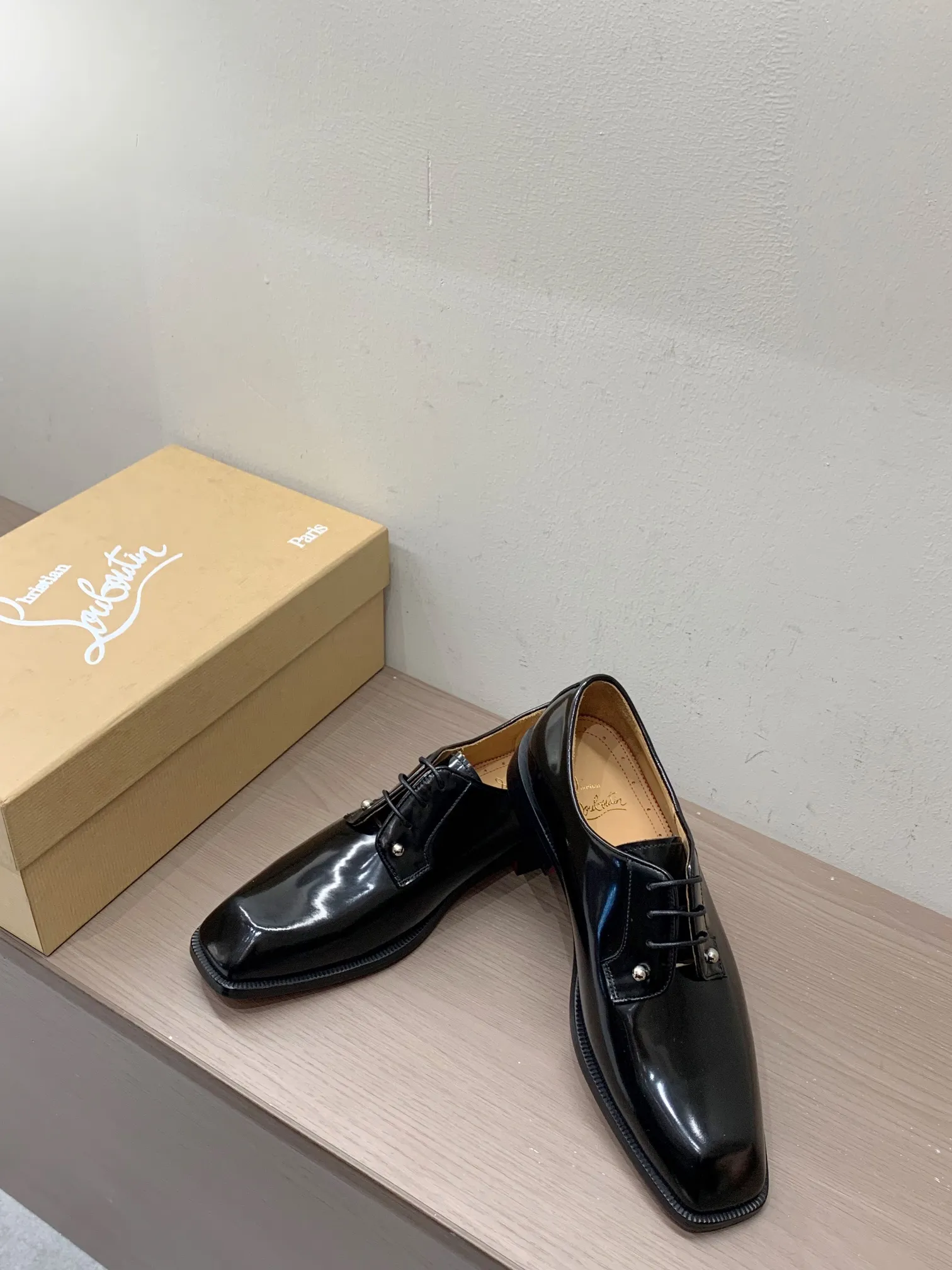 [CL red sole shoes] Top P: 1020💰 Size 39-44 (38.45.46 custom-made, non-returnable) Christian Louboutin men's classic Oxford shoes, men's business formal leather shoes💫Original molding, 1:1 replica, specially made for nobles. The unique shoe shape is unique and 100% comfortable! The whole shoe is made of imported Italian cowhide material, carefully selected, with fine pores and rich luster. Cow leather lining, soft and comfortable, sweat-absorbent and breathable. Genuine leather outsole, non-slip and wear-resistant, full of texture, elegant and luxurious overall, integrating comfort, formality and luxury! The Rolls Royce of shoes!
